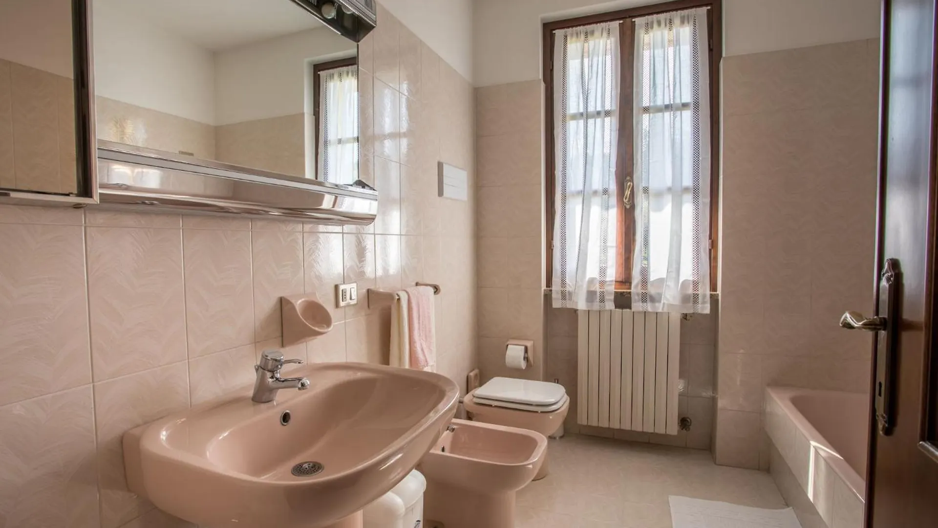 Spacious Villa Over Two Floors, Amazing View And Private Garden For 10 Guests San Felice del Benaco